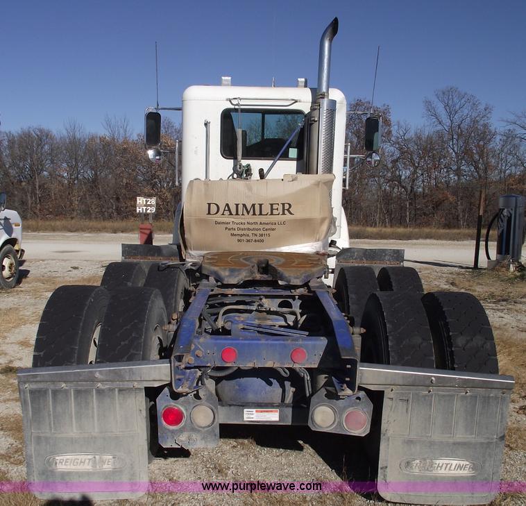 image for item C5890 2006 Freightliner FLD120 semi truck