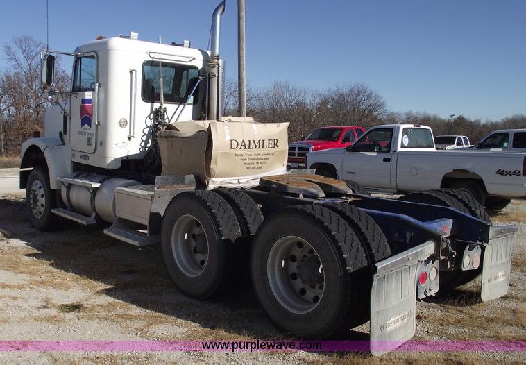 image for item C5890 2006 Freightliner FLD120 semi truck