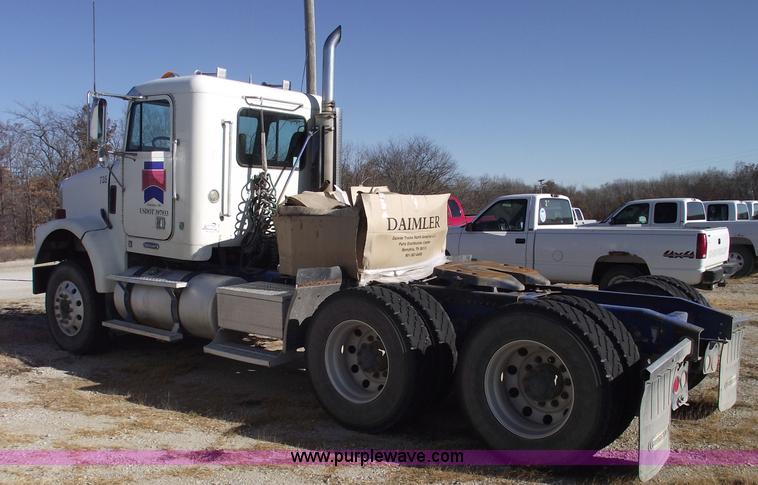 image for item C5890 2006 Freightliner FLD120 semi truck