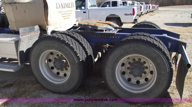 image for item C5890 2006 Freightliner FLD120 semi truck