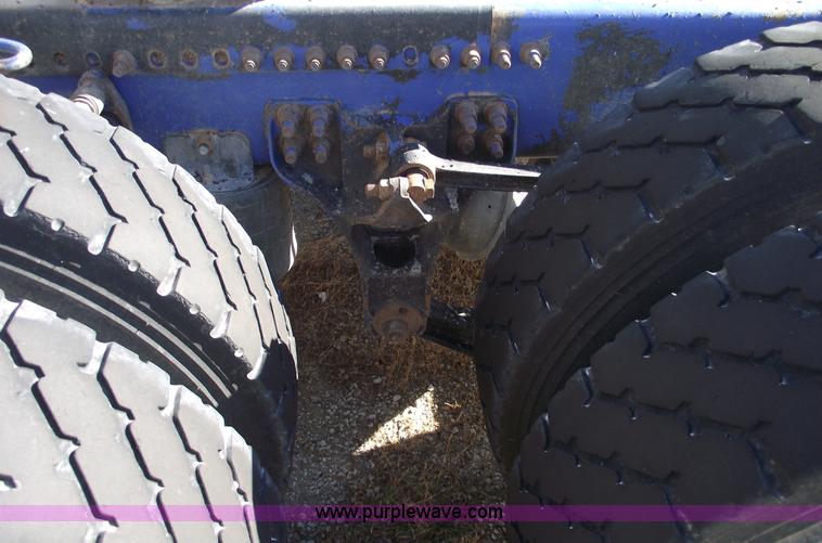 image for item C5890 2006 Freightliner FLD120 semi truck