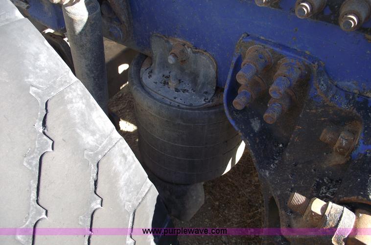 image for item C5890 2006 Freightliner FLD120 semi truck