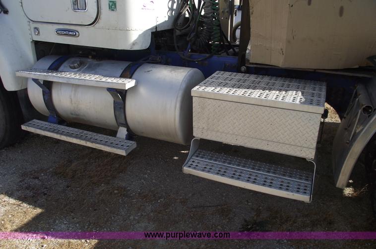 image for item C5890 2006 Freightliner FLD120 semi truck