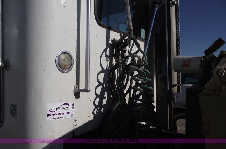 image for item C5890 2006 Freightliner FLD120 semi truck