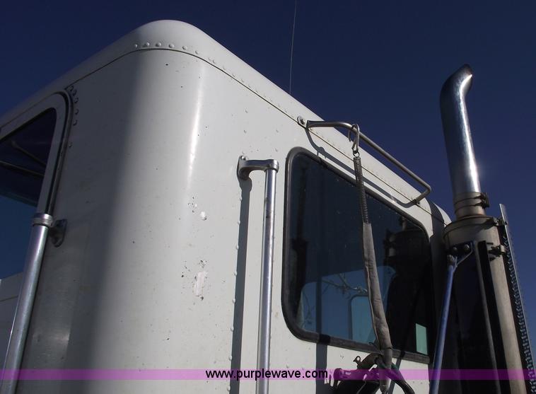 image for item C5890 2006 Freightliner FLD120 semi truck