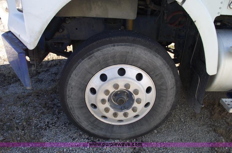 image for item C5890 2006 Freightliner FLD120 semi truck