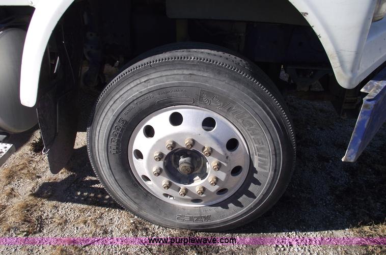 image for item C5890 2006 Freightliner FLD120 semi truck