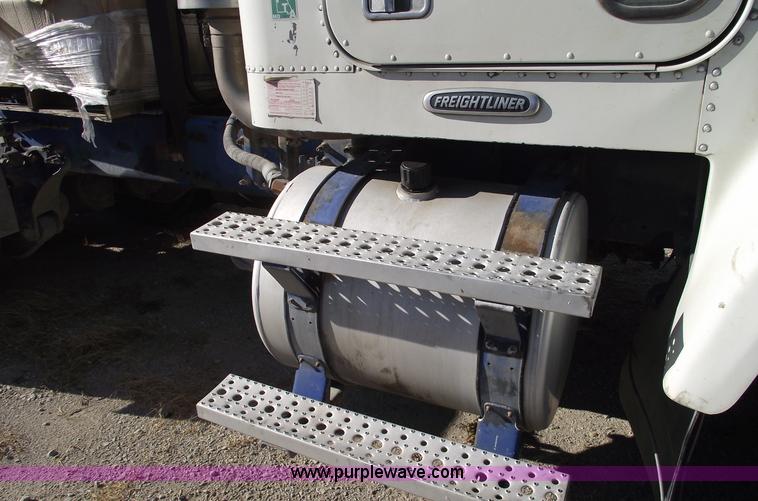 image for item C5890 2006 Freightliner FLD120 semi truck