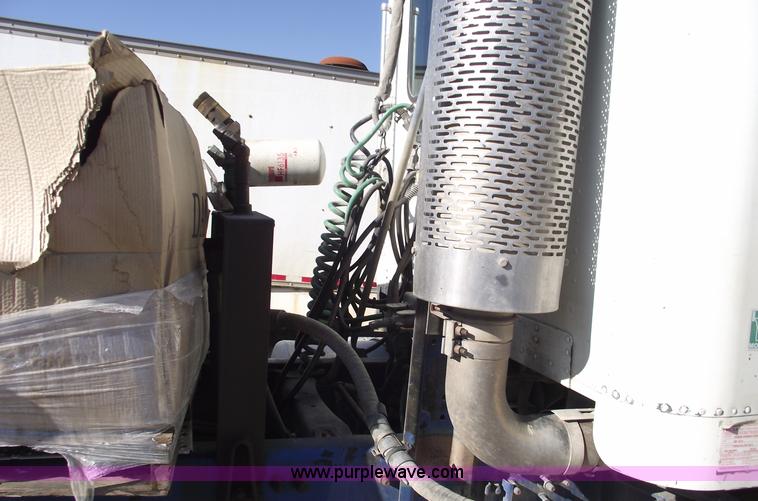 image for item C5890 2006 Freightliner FLD120 semi truck