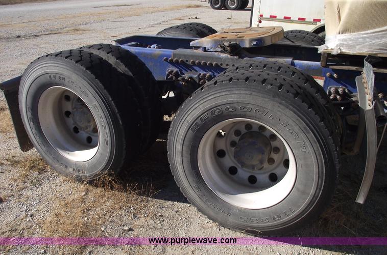 image for item C5890 2006 Freightliner FLD120 semi truck