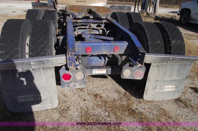 image for item C5890 2006 Freightliner FLD120 semi truck