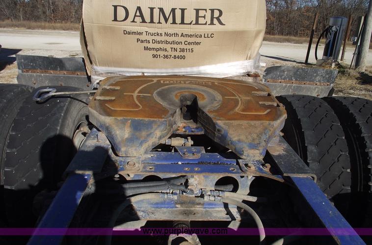 image for item C5890 2006 Freightliner FLD120 semi truck