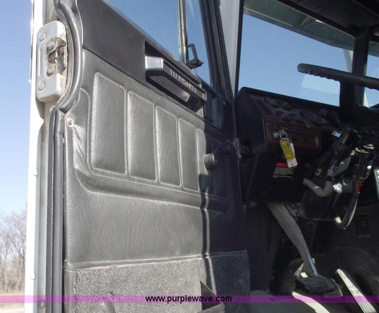 image for item C5890 2006 Freightliner FLD120 semi truck