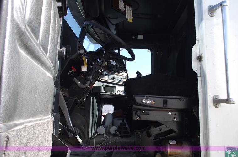 image for item C5890 2006 Freightliner FLD120 semi truck