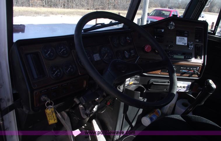 image for item C5890 2006 Freightliner FLD120 semi truck