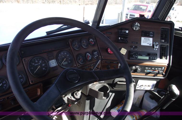 image for item C5890 2006 Freightliner FLD120 semi truck