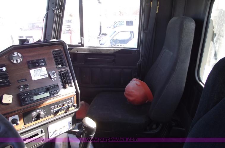 image for item C5890 2006 Freightliner FLD120 semi truck