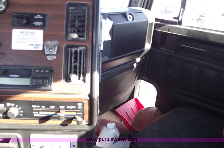 image for item C5890 2006 Freightliner FLD120 semi truck