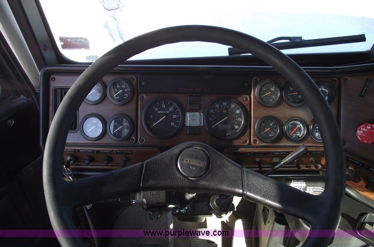 image for item C5890 2006 Freightliner FLD120 semi truck