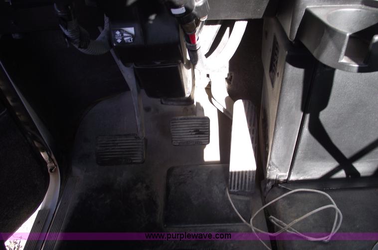 image for item C5890 2006 Freightliner FLD120 semi truck