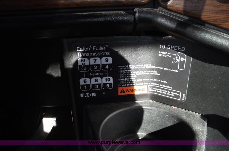 image for item C5890 2006 Freightliner FLD120 semi truck