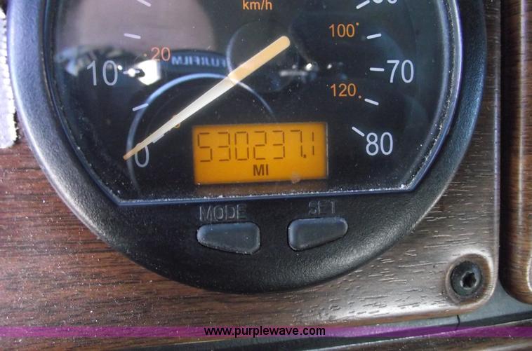 image for item C5890 2006 Freightliner FLD120 semi truck