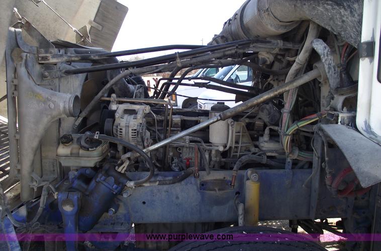 image for item C5890 2006 Freightliner FLD120 semi truck