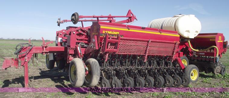 image for item C5895 2002 Sunflower 9432 30' grain drill with liquid fertilizer tank