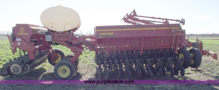 image for item C5895 2002 Sunflower 9432 30' grain drill with liquid fertilizer tank