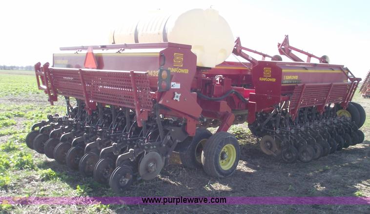 image for item C5895 2002 Sunflower 9432 30' grain drill with liquid fertilizer tank