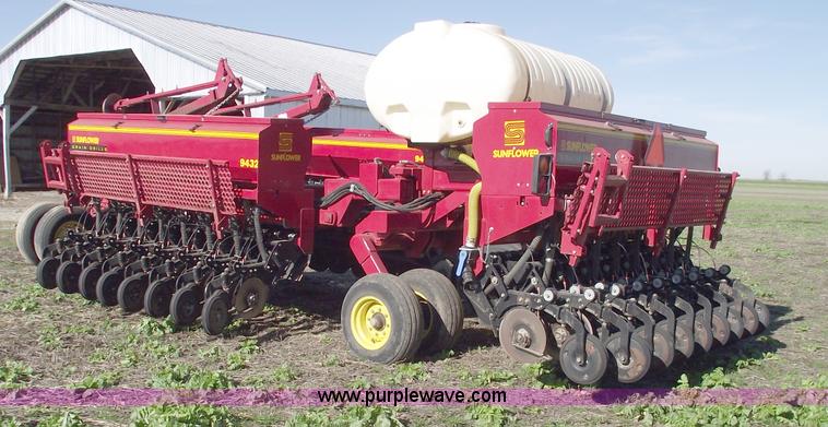 image for item C5895 2002 Sunflower 9432 30' grain drill with liquid fertilizer tank