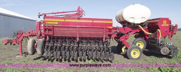 image for item C5895 2002 Sunflower 9432 30' grain drill with liquid fertilizer tank