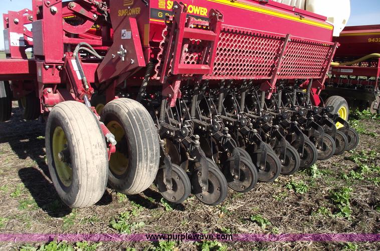 image for item C5895 2002 Sunflower 9432 30' grain drill with liquid fertilizer tank