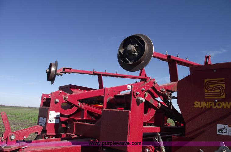 image for item C5895 2002 Sunflower 9432 30' grain drill with liquid fertilizer tank