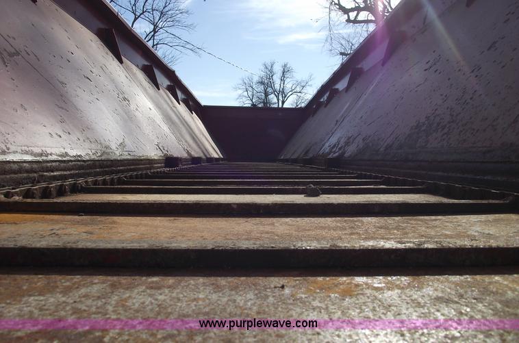 image for item C5897 2006 Chandler 26' triple axle spreader