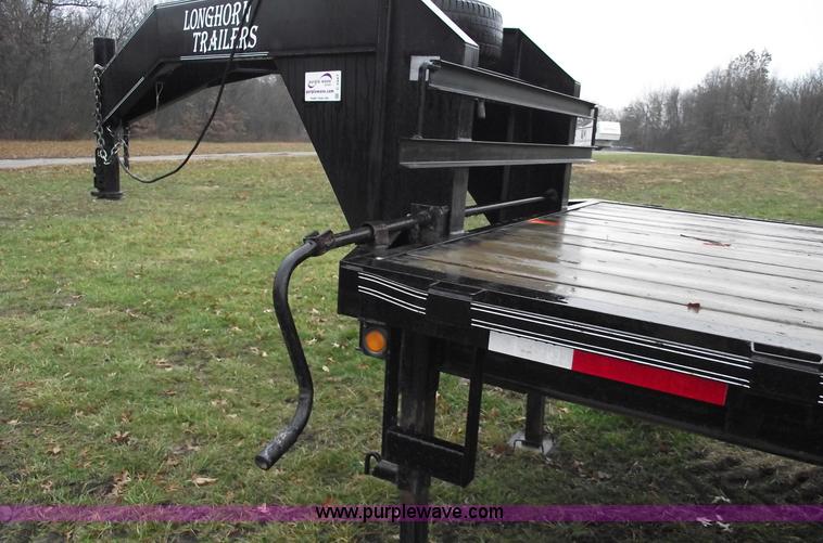 image for item C5947 2005 Longhorn 32' flatbed gooseneck trailer