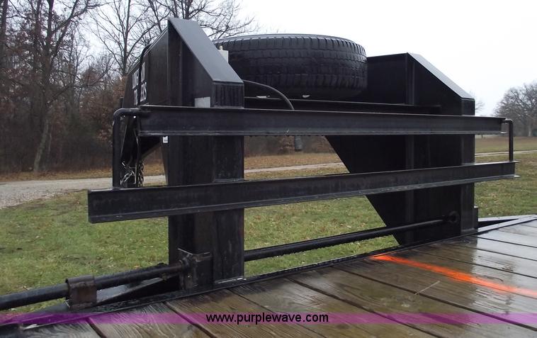 image for item C5947 2005 Longhorn 32' flatbed gooseneck trailer