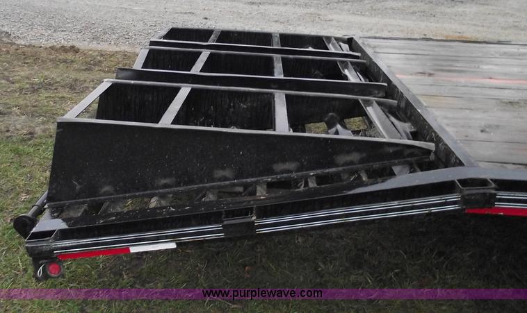 image for item C5947 2005 Longhorn 32' flatbed gooseneck trailer