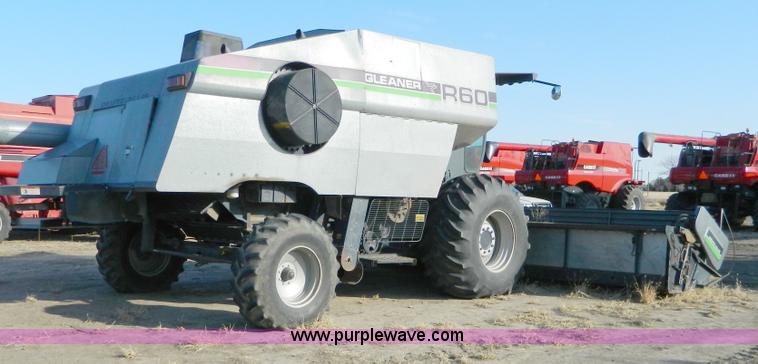 image for item D8653 1990 Gleaner R60 combine and 24' rigid platform