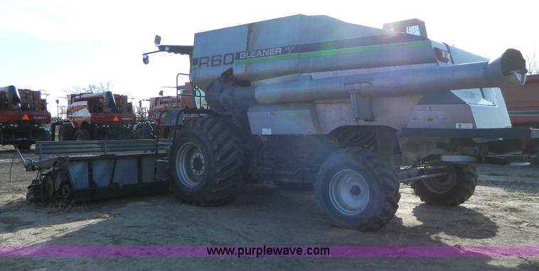 image for item D8653 1990 Gleaner R60 combine and 24' rigid platform
