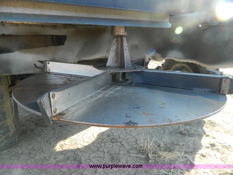 image for item D8653 1990 Gleaner R60 combine and 24' rigid platform