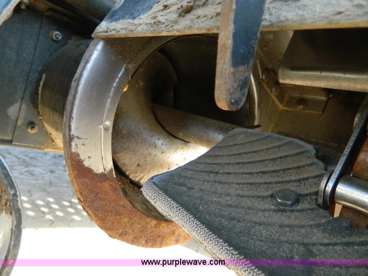 image for item D8653 1990 Gleaner R60 combine and 24' rigid platform