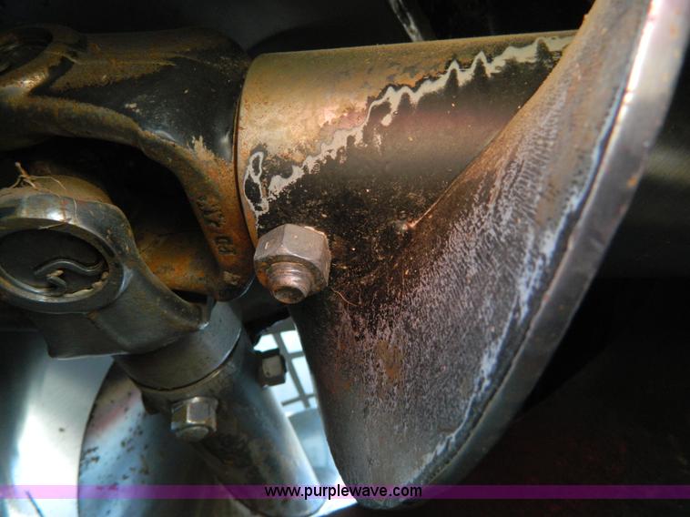 image for item D8653 1990 Gleaner R60 combine and 24' rigid platform