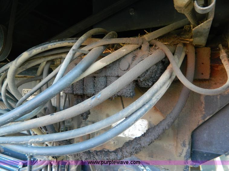 image for item D8653 1990 Gleaner R60 combine and 24' rigid platform