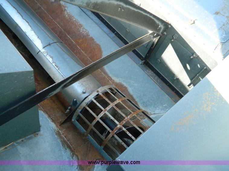 image for item D8653 1990 Gleaner R60 combine and 24' rigid platform