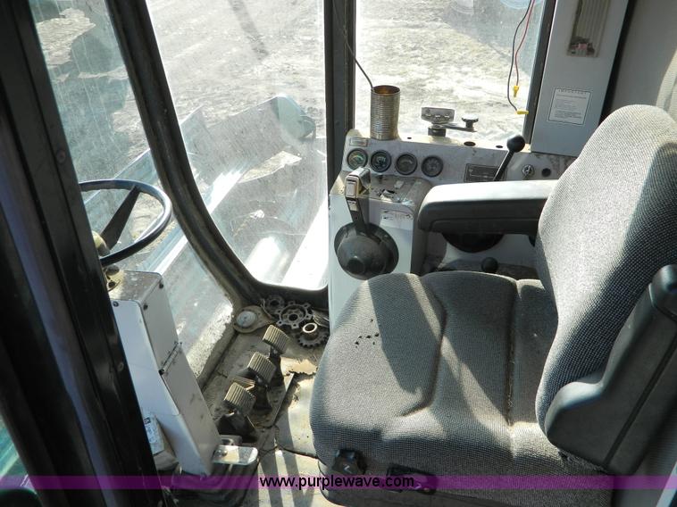 image for item D8653 1990 Gleaner R60 combine and 24' rigid platform