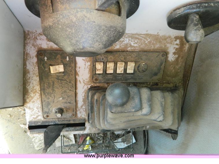 image for item D8653 1990 Gleaner R60 combine and 24' rigid platform