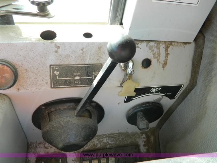 image for item D8653 1990 Gleaner R60 combine and 24' rigid platform