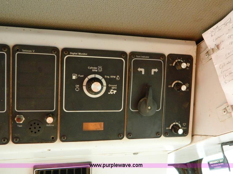 image for item D8653 1990 Gleaner R60 combine and 24' rigid platform