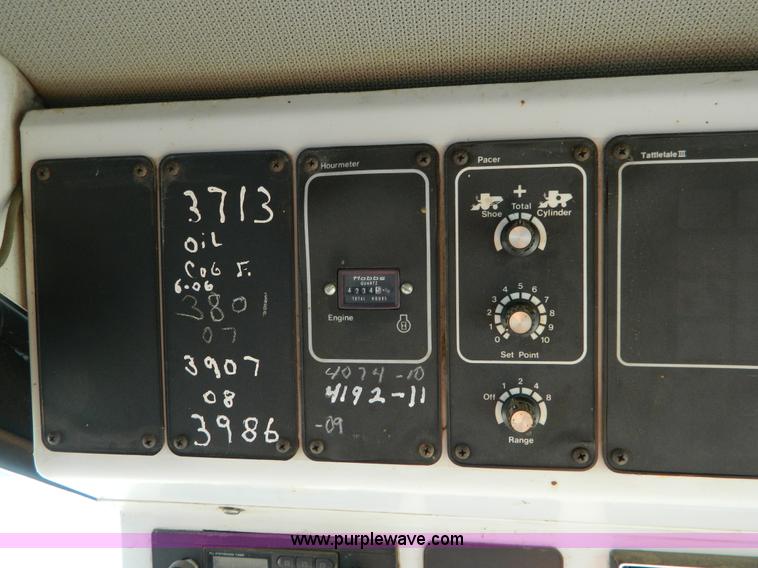 image for item D8653 1990 Gleaner R60 combine and 24' rigid platform